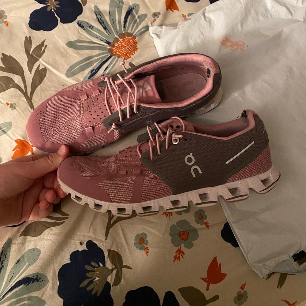 womens on cloud shoes